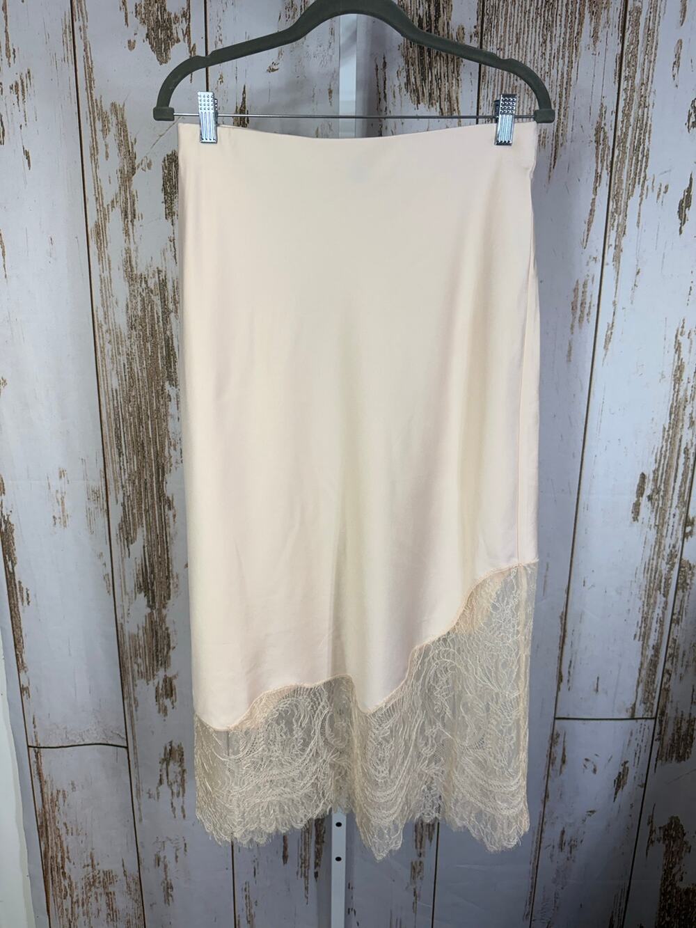 Scoop, The Devil Wears Prada, Silky and Lace Skirt. Size Medium. Excellent cond!